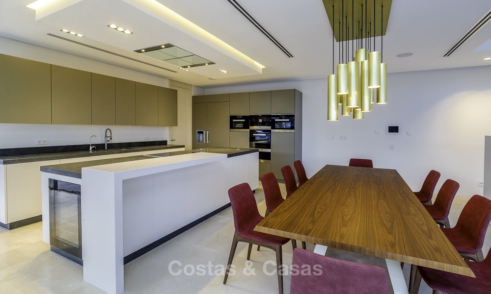 Gloednieuwe moderne luxe villa met golf en zeezicht te koop, instapklaar, in een golf resort in Nueva Andalucia, Marbella - Benahavis 13285