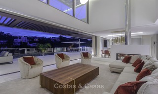 Gloednieuwe moderne luxe villa met golf en zeezicht te koop, instapklaar, in een golf resort in Nueva Andalucia, Marbella - Benahavis 13304 