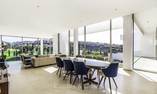 Verbluffende nieuwe moderne luxe villa te koop, direct aan de golfbaan in een exclusief resort, Benahavis, Marbella 13406 