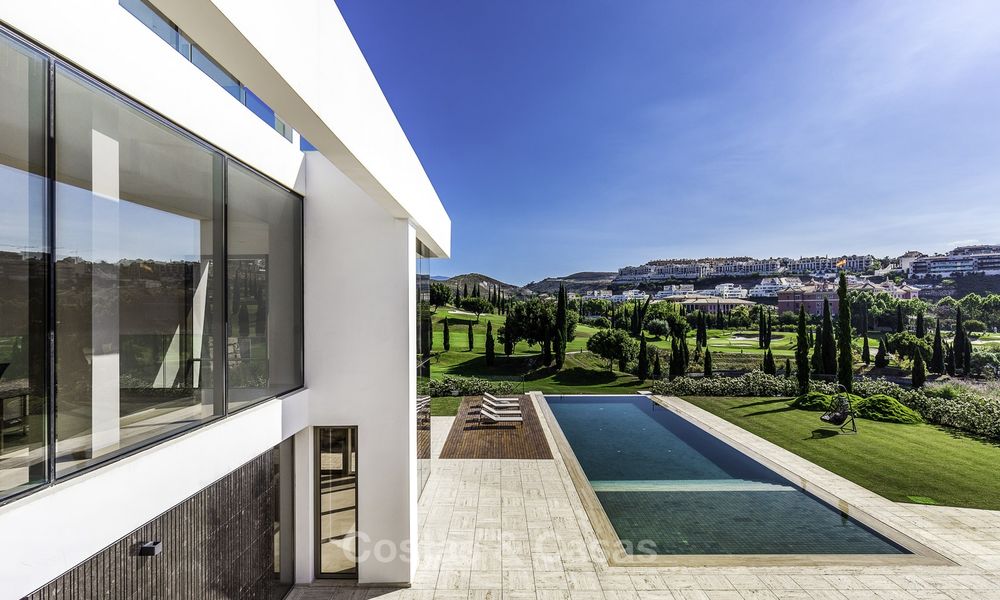Verbluffende nieuwe moderne luxe villa te koop, direct aan de golfbaan in een exclusief resort, Benahavis, Marbella 13407