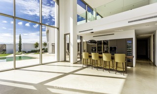 Verbluffende nieuwe moderne luxe villa te koop, direct aan de golfbaan in een exclusief resort, Benahavis, Marbella 13408 