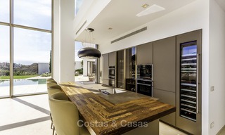 Verbluffende nieuwe moderne luxe villa te koop, direct aan de golfbaan in een exclusief resort, Benahavis, Marbella 13409 
