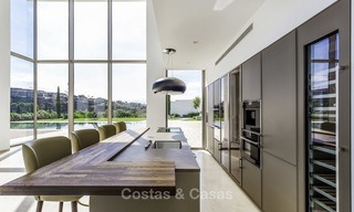 Verbluffende nieuwe moderne luxe villa te koop, direct aan de golfbaan in een exclusief resort, Benahavis, Marbella 13410 