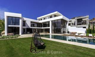 Verbluffende nieuwe moderne luxe villa te koop, direct aan de golfbaan in een exclusief resort, Benahavis, Marbella 13415 