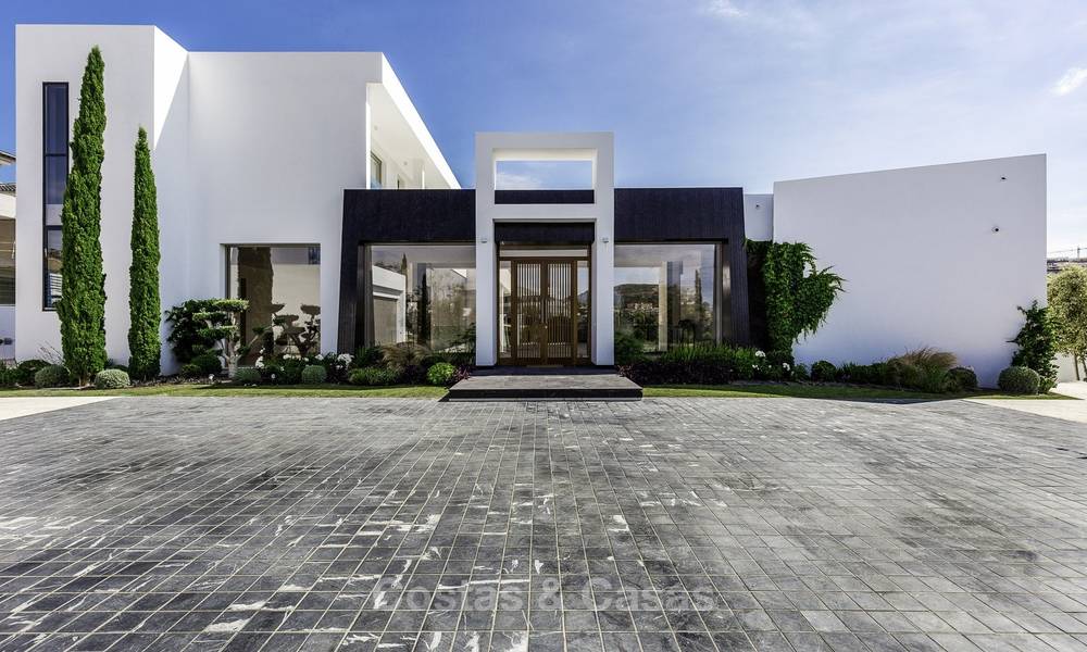 Verbluffende nieuwe moderne luxe villa te koop, direct aan de golfbaan in een exclusief resort, Benahavis, Marbella 13417