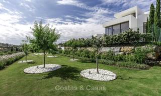 Verbluffende nieuwe moderne luxe villa te koop, direct aan de golfbaan in een exclusief resort, Benahavis, Marbella 13422 