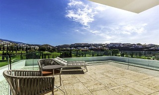 Verbluffende nieuwe moderne luxe villa te koop, direct aan de golfbaan in een exclusief resort, Benahavis, Marbella 13423 