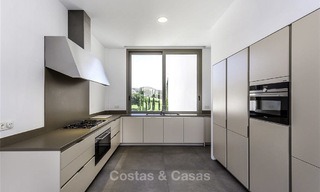 Verbluffende nieuwe moderne luxe villa te koop, direct aan de golfbaan in een exclusief resort, Benahavis, Marbella 13429 