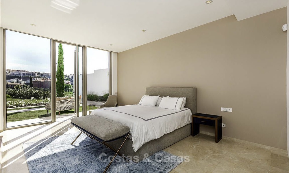 Verbluffende nieuwe moderne luxe villa te koop, direct aan de golfbaan in een exclusief resort, Benahavis, Marbella 13430