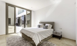 Verbluffende nieuwe moderne luxe villa te koop, direct aan de golfbaan in een exclusief resort, Benahavis, Marbella 13432 