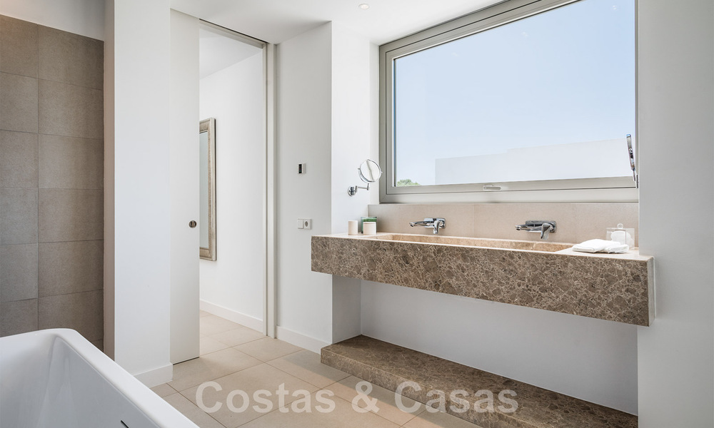Nieuwe moderne vrijstaande luxe villa's te koop op de New Golden Mile, tussen Marbella en Estepona. Instapklaar. 43064