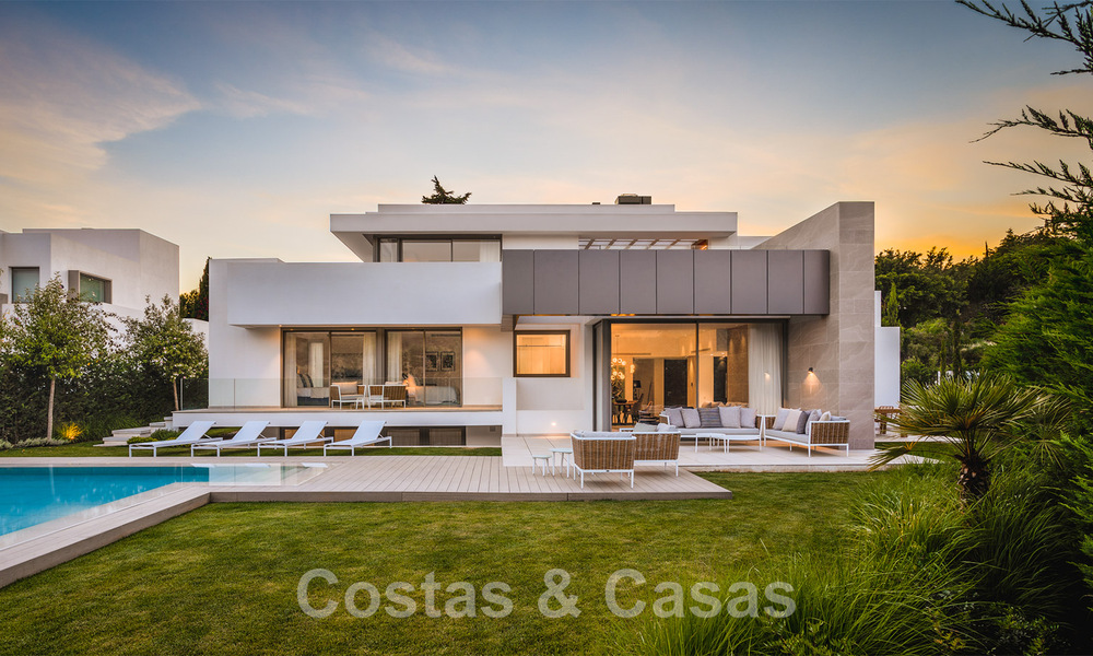 Nieuwe moderne vrijstaande luxe villa's te koop op de New Golden Mile, tussen Marbella en Estepona. Instapklaar. 43077