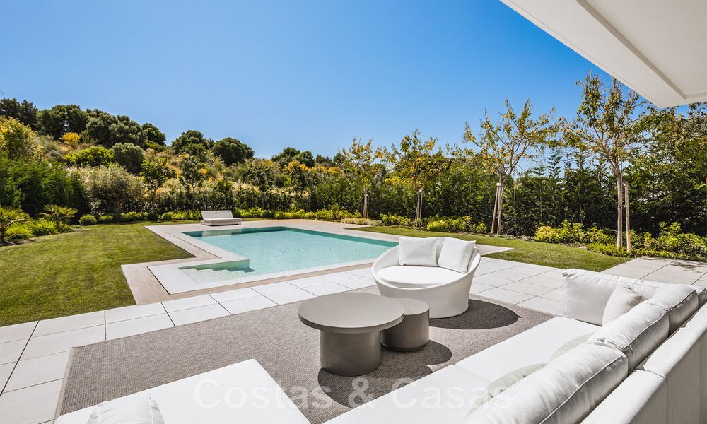 Nieuwe moderne vrijstaande luxe villa's te koop op de New Golden Mile, tussen Marbella en Estepona. Instapklaar. 43080