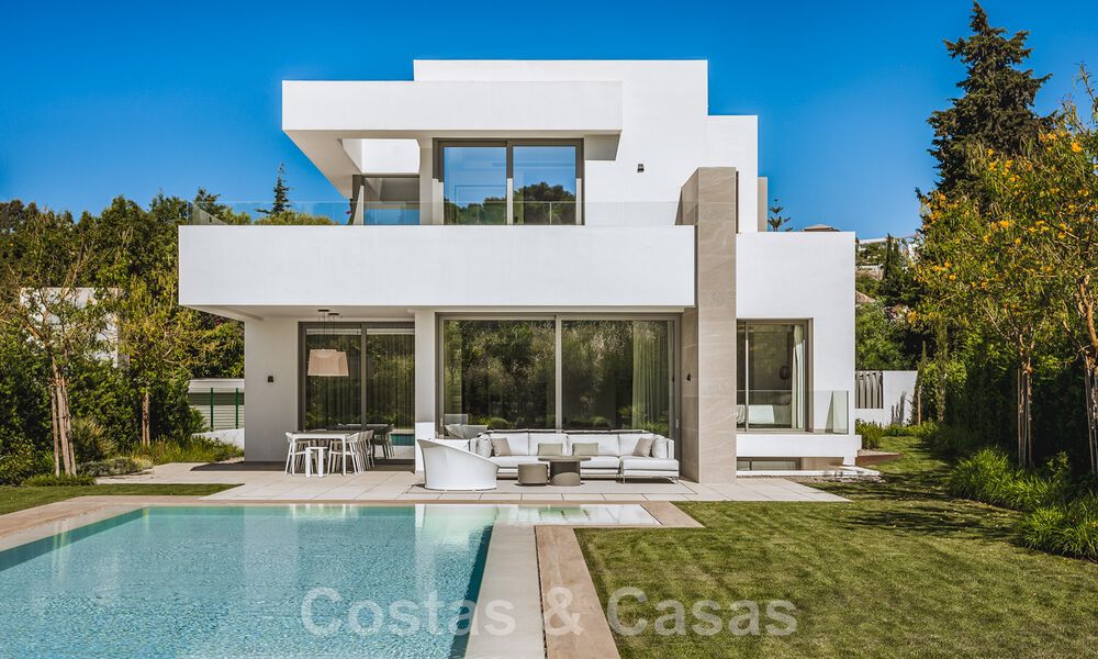 Nieuwe moderne vrijstaande luxe villa's te koop op de New Golden Mile, tussen Marbella en Estepona. Instapklaar. 43096