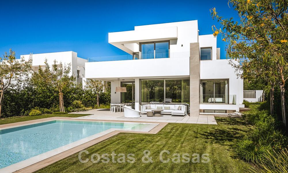 Nieuwe moderne vrijstaande luxe villa's te koop op de New Golden Mile, tussen Marbella en Estepona. Instapklaar. 43097