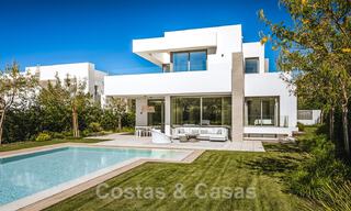 Nieuwe moderne vrijstaande luxe villa's te koop op de New Golden Mile, tussen Marbella en Estepona. Instapklaar. 43097 