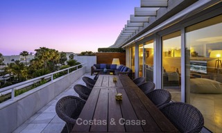 Zeer luxueus 4 slaapkamer penthouse appartement te koop in een exclusief complex aan het strand, Puerto Banus, Marbella 13650 