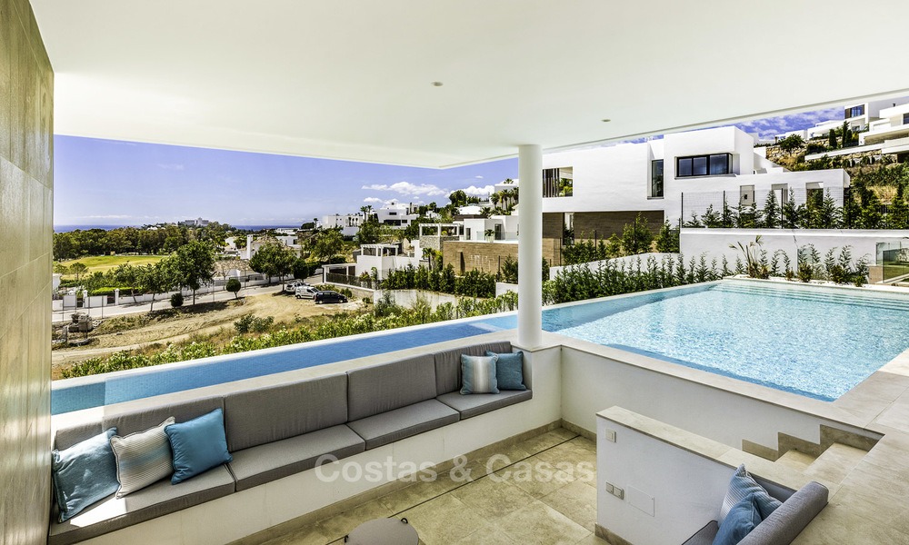 Instapklare nieuwe moderne villa met panoramisch golf- en zeezicht te koop in Benahavis - Marbella 13627