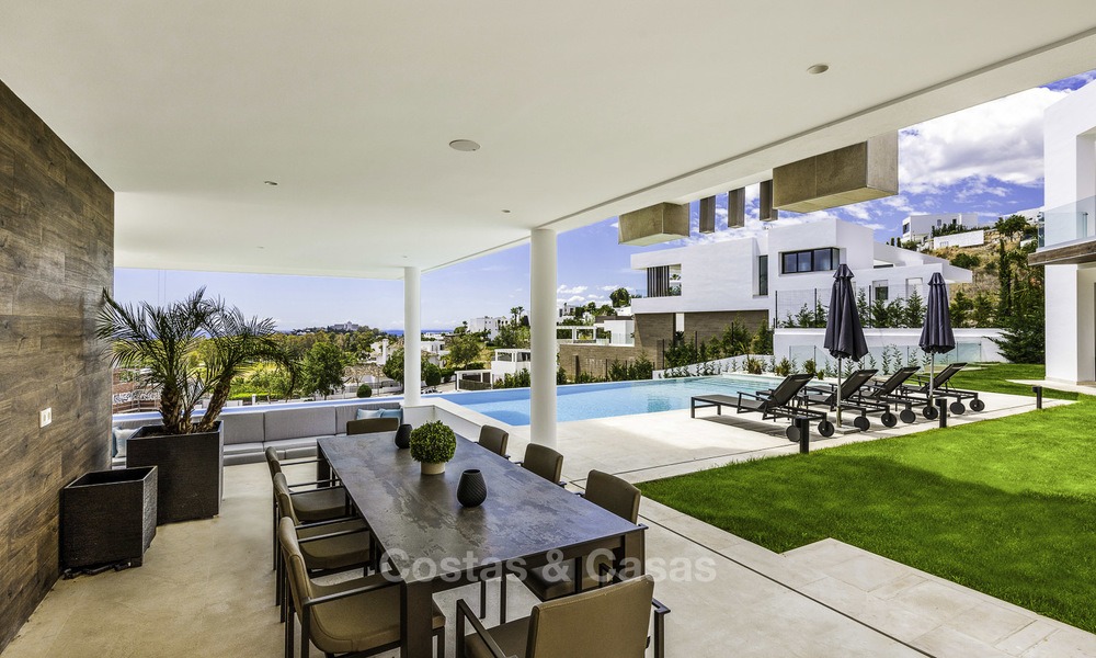 Instapklare nieuwe moderne villa met panoramisch golf- en zeezicht te koop in Benahavis - Marbella 13629