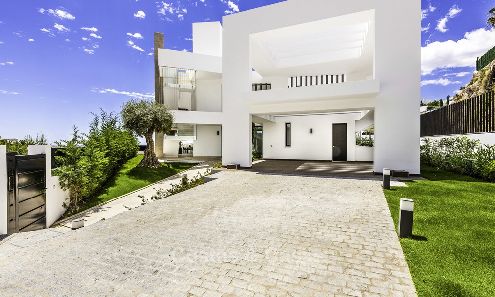 Instapklare nieuwe moderne villa met panoramisch golf- en zeezicht te koop in Benahavis - Marbella 13637