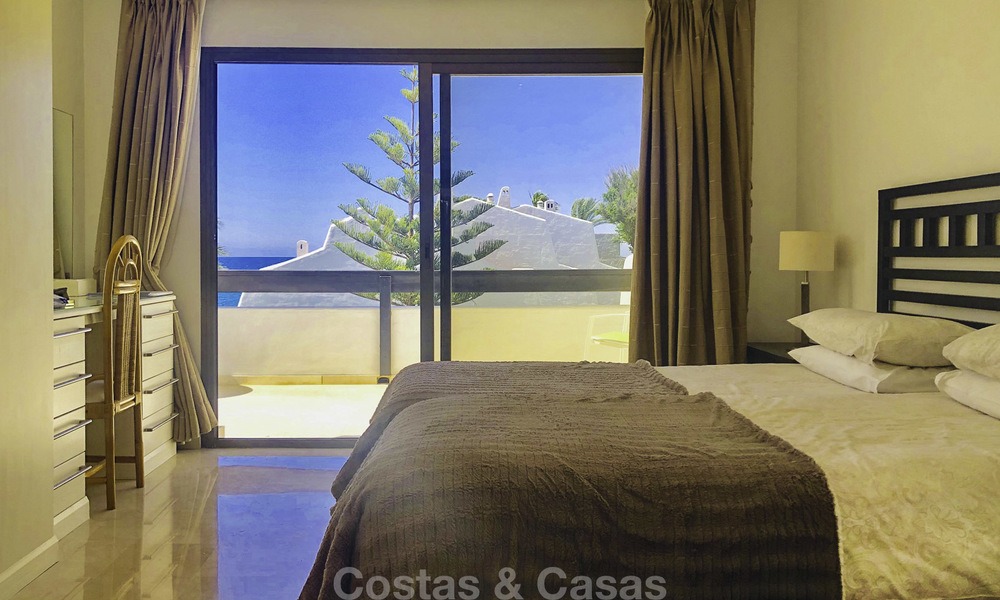 Unieke gelegenheid: Prachtige halfvrijstaande woning met schitterend zeezicht te koop, direct aan het strand, op de prestigieuze Golden Mile, Marbella 13695