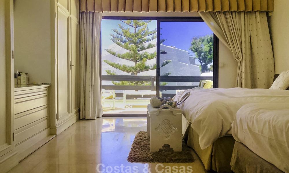 Unieke gelegenheid: Prachtige halfvrijstaande woning met schitterend zeezicht te koop, direct aan het strand, op de prestigieuze Golden Mile, Marbella 13697