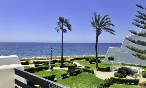 Unieke gelegenheid: Prachtige halfvrijstaande woning met schitterend zeezicht te koop, direct aan het strand, op de prestigieuze Golden Mile, Marbella 13698
