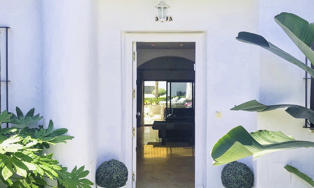 Unieke gelegenheid: Prachtige halfvrijstaande woning met schitterend zeezicht te koop, direct aan het strand, op de prestigieuze Golden Mile, Marbella 13701