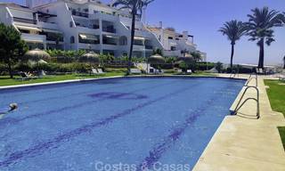 Unieke gelegenheid: Prachtige halfvrijstaande woning met schitterend zeezicht te koop, direct aan het strand, op de prestigieuze Golden Mile, Marbella 13702 