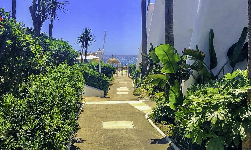 Unieke gelegenheid: Prachtige halfvrijstaande woning met schitterend zeezicht te koop, direct aan het strand, op de prestigieuze Golden Mile, Marbella 13703