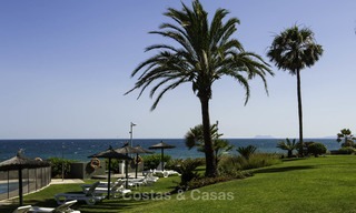 Appartementen en Penthouses te koop in een luxe strandcomplex op de New Golden Mile, tussen Marbella en Estepona 13805 