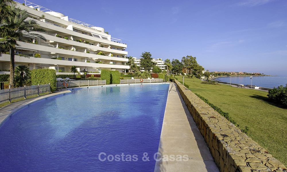 Appartementen en Penthouses te koop in een luxe strandcomplex op de New Golden Mile, tussen Marbella en Estepona 13773