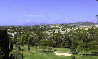 Mooi perceel bouwgrond met goedgekeurde vergunning te koop, direct aan de golfbaan, Nueva Andalucia, Marbella 13827 