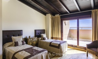 Uitzonderlijk luxe penthouse appartement direct aan zee te koop in een prestigieus complex, Puerto Banus, Marbella 13881 