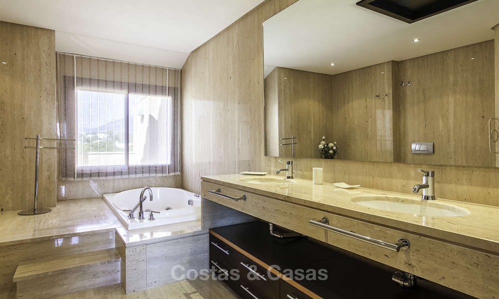 Uitzonderlijk luxe penthouse appartement direct aan zee te koop in een prestigieus complex, Puerto Banus, Marbella 13882
