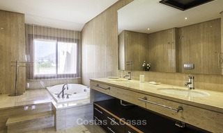 Uitzonderlijk luxe penthouse appartement direct aan zee te koop in een prestigieus complex, Puerto Banus, Marbella 13882 