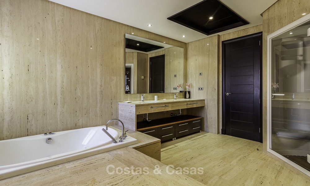Uitzonderlijk luxe penthouse appartement direct aan zee te koop in een prestigieus complex, Puerto Banus, Marbella 13883