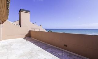 Uitzonderlijk luxe penthouse appartement direct aan zee te koop in een prestigieus complex, Puerto Banus, Marbella 13889 