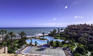 Uitzonderlijk luxe penthouse appartement direct aan zee te koop in een prestigieus complex, Puerto Banus, Marbella 13891 