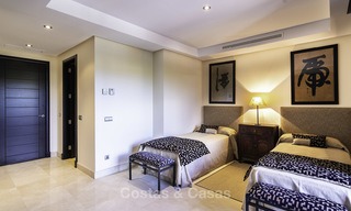 Uitzonderlijk luxe penthouse appartement direct aan zee te koop in een prestigieus complex, Puerto Banus, Marbella 13895 