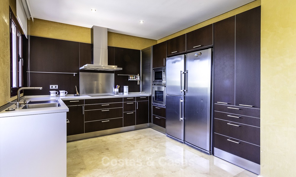 Uitzonderlijk luxe penthouse appartement direct aan zee te koop in een prestigieus complex, Puerto Banus, Marbella 13899