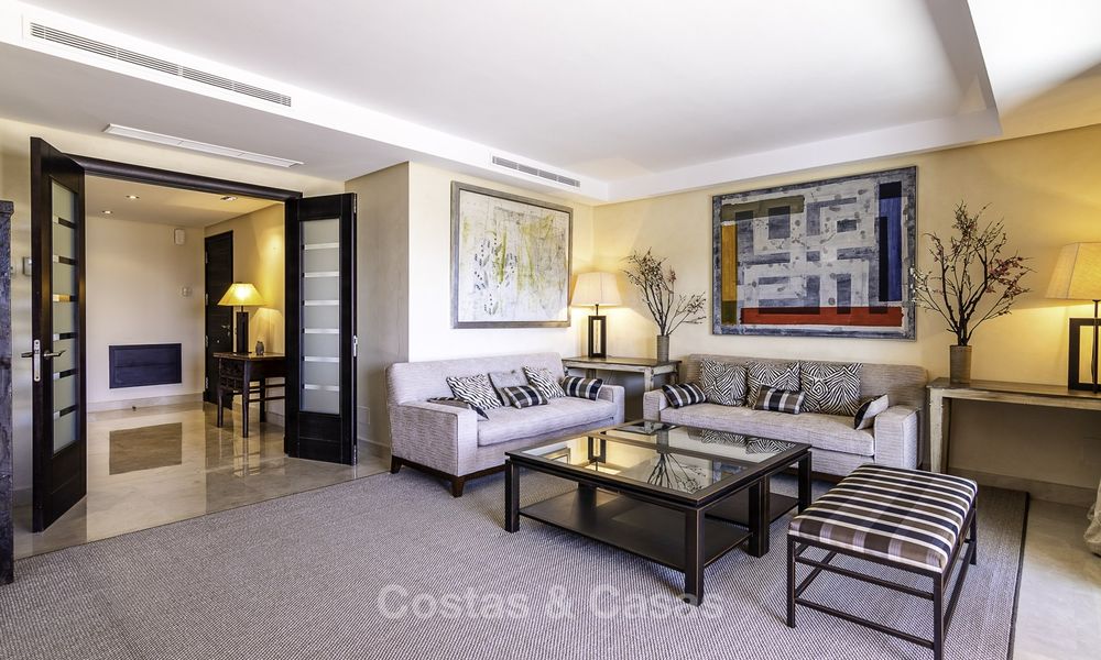 Uitzonderlijk luxe penthouse appartement direct aan zee te koop in een prestigieus complex, Puerto Banus, Marbella 13902