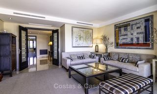 Uitzonderlijk luxe penthouse appartement direct aan zee te koop in een prestigieus complex, Puerto Banus, Marbella 13904 