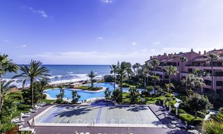 Uitzonderlijk luxe penthouse appartement direct aan zee te koop in een prestigieus complex, Puerto Banus, Marbella 13908 