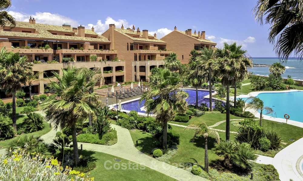 Uitzonderlijk luxe penthouse appartement direct aan zee te koop in een prestigieus complex, Puerto Banus, Marbella 13928