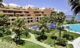 Uitzonderlijk luxe penthouse appartement direct aan zee te koop in een prestigieus complex, Puerto Banus, Marbella 13928 