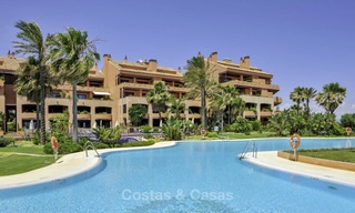 Uitzonderlijk luxe penthouse appartement direct aan zee te koop in een prestigieus complex, Puerto Banus, Marbella 13931 