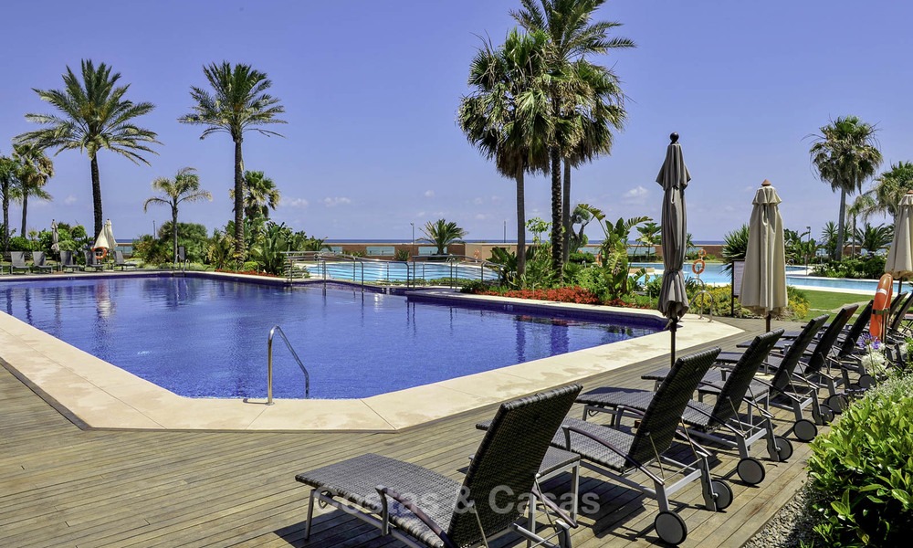 Uitzonderlijk luxe penthouse appartement direct aan zee te koop in een prestigieus complex, Puerto Banus, Marbella 13932