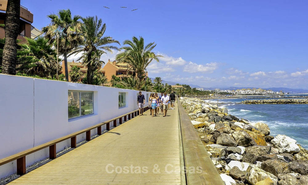 Uitzonderlijk luxe penthouse appartement direct aan zee te koop in een prestigieus complex, Puerto Banus, Marbella 13935