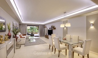 Charmant klasse appartement te koop in een stijlvolle urbanisatie, strandzijde tussen Marbella en Estepona 13916 